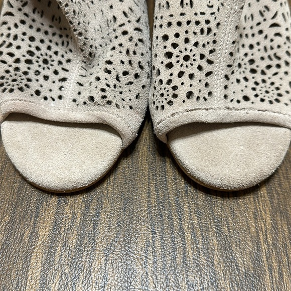 Gianni Bini Pomma Suede Laser Cut Booties, Taupe, Women’s size US 7.5 - Picture 6 of 8